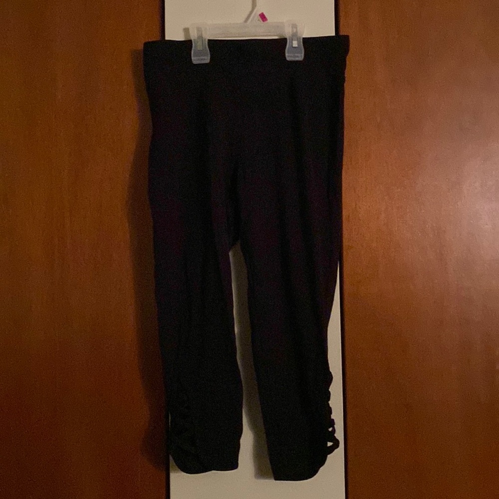 Capris leggings with lattice hem